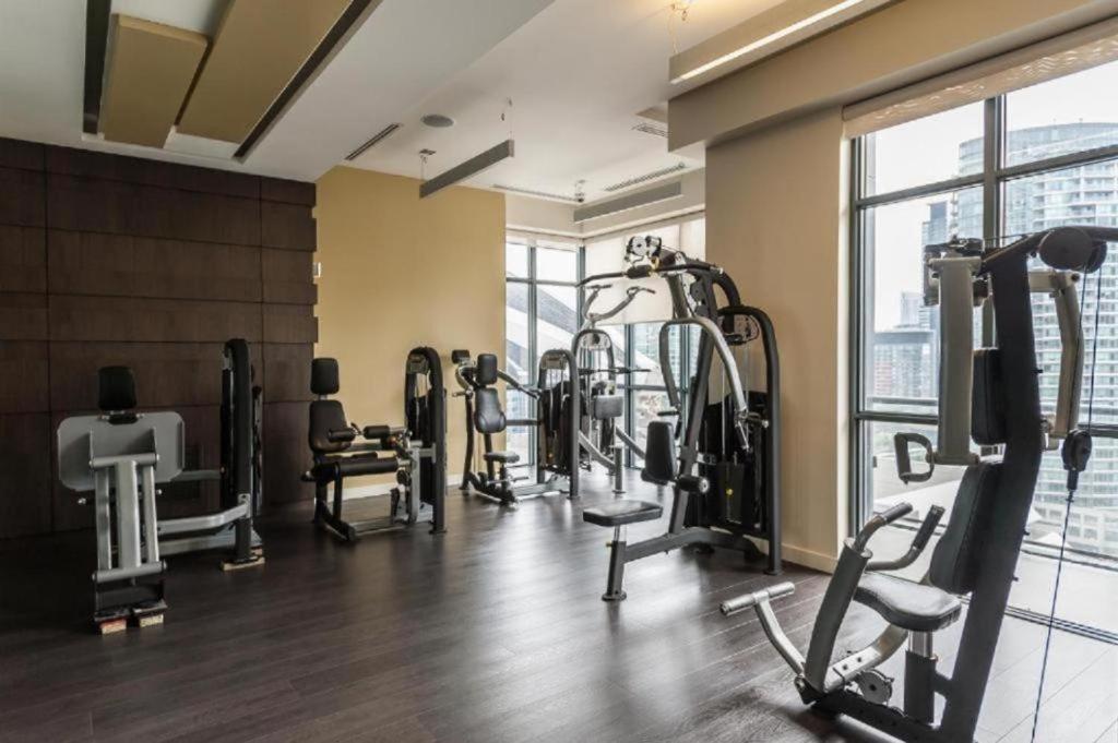 Skyline Suites - Walk To Mtcc, Acc, Rogers Centre & Entertainment District Toronto Eksteriør billede